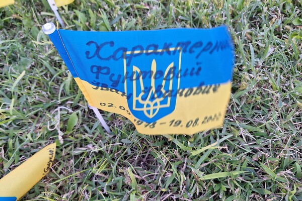 На Екатерининской площади в Одессе создали народный мемориал из флагов Украины  фото 7