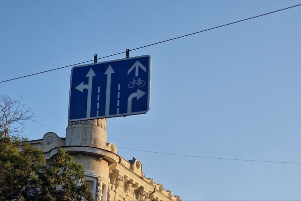 На Тираспольской площади установили новые знаки дорожного движения и нанесли разметку фото