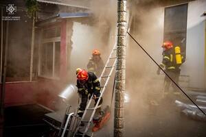 Рятувальники розповіли подробиці пожежі в одеському ресторані фото 2