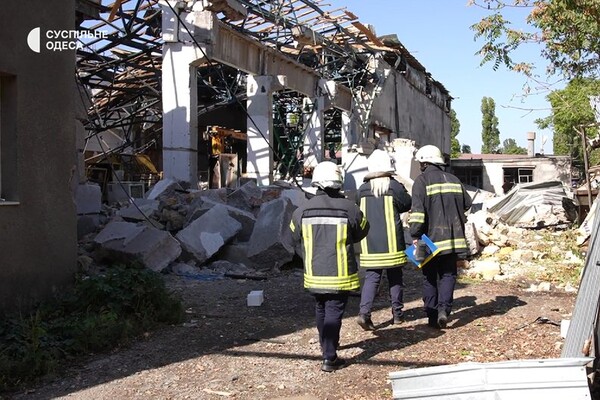 Від російської атаки в Одесі постраждали підприємство та виставкова зала фото 7
