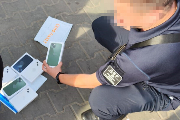 Наживался на ввозе новых смартфонов: инспектора Одесской таможни будут судить за коррупцию фото 2