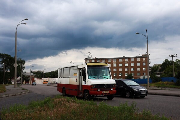 Одесою та областю курсує незвичайний автобус із Британії фото 1