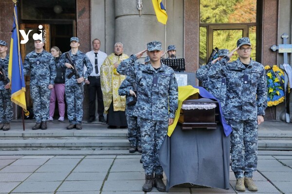 В Одессе простились с погибшим разведчиком (фото) фото 7