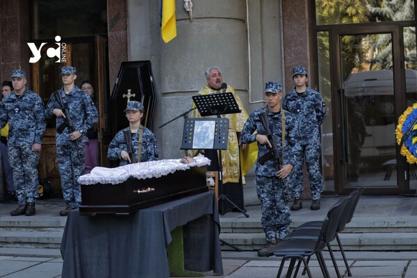 В Одессе простились с погибшим разведчиком (фото) фото 13