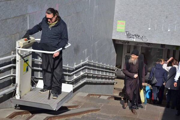 В Одессе заработали электрические подъемники для людей с инвалидностью фото