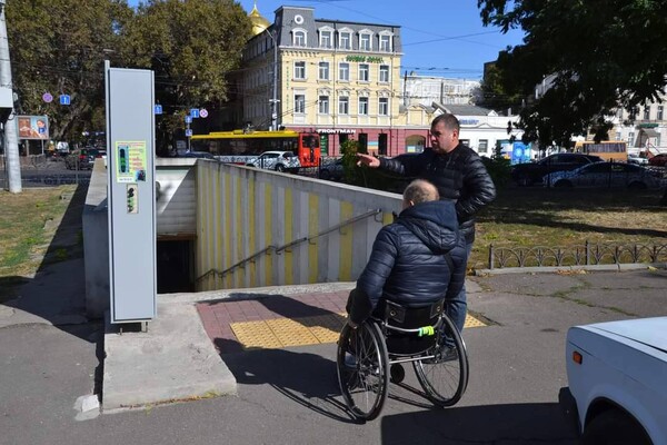 В Одесі запрацювали електричні підйомники для людей з інвалідністю фото 3