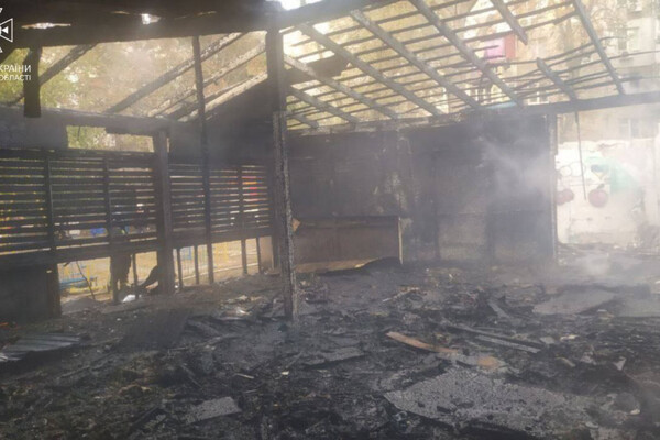 В Одессе горело здание бывшего кафе фото 2