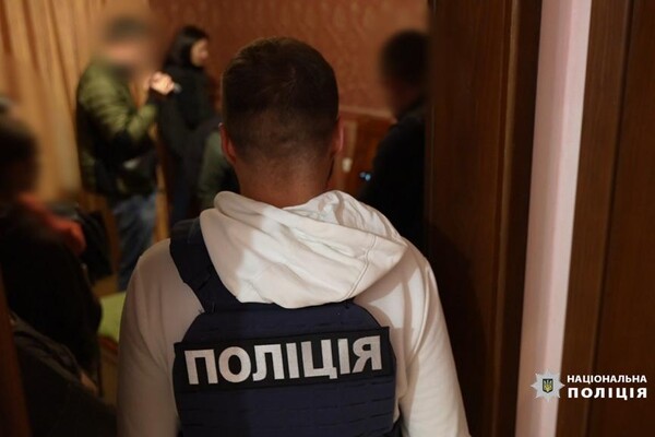В массажном салоне Одессы задержали проституток фото 3