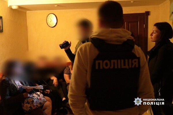 В массажном салоне Одессы задержали проституток фото 5