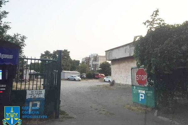 Землю педуниверситета в Одессе незаконно использовали под платную парковку фото