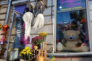 Вітрини одеських магазинів та кафе прикрасили місто до Хеллоуїна (фото) фото 6