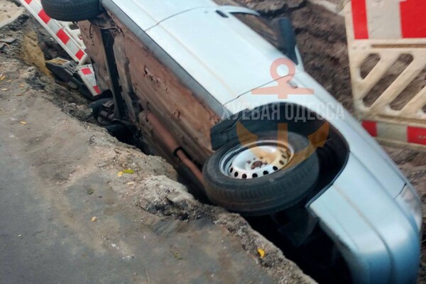 На 16-й станції Фонтану авто провалилося у величезну яму фото