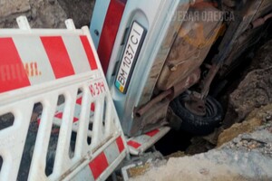 На 16-й станції Фонтану авто провалилося у величезну яму фото 1