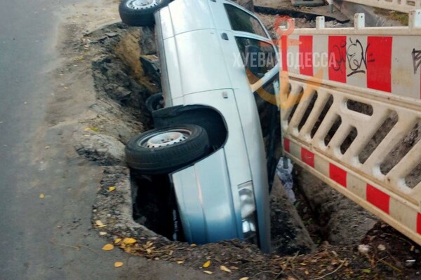 На 16-й станції Фонтану авто провалилося у величезну яму фото 2