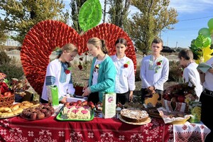 Рекорд: в Одесской области дети выложили огромный портрет Тараса Шевченко из яблок фото