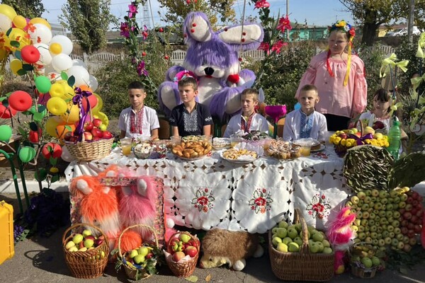 Рекорд: в Одесской области дети выложили огромный портрет Тараса Шевченко из яблок фото 3