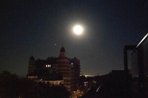 У небі над Одесою спостерігали останнє затемнення цього року фото
