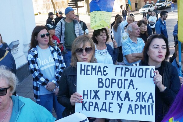 Одесситы снова вышли на протест против неуместных во время войны тендеров фото 8