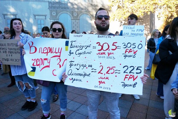 Одесситы снова вышли на протест против неуместных во время войны тендеров фото 13