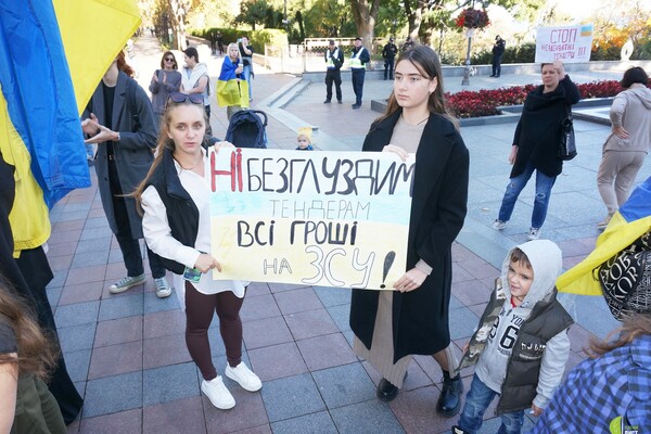 Одесситы снова вышли на протест против неуместных во время войны тендеров фото 15