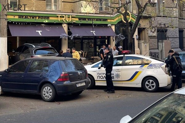 В Одессе женщина на авто въехала в ресторан: есть пострадавший фото