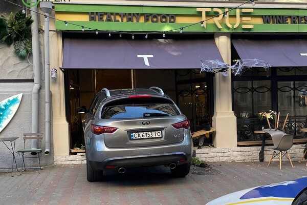 В Одессе женщина на авто въехала в ресторан: есть пострадавший фото 2