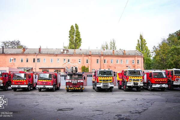Одеським рятівникам передали вісім пожежних авто фото 2