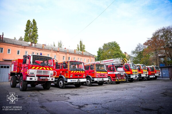 Одеським рятівникам передали вісім пожежних авто фото 4