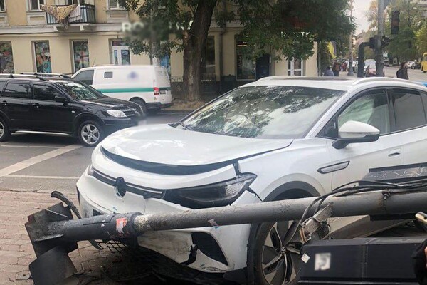 В центре Одессы из-за ДТП пострадали два водителя и пешеход фото 1