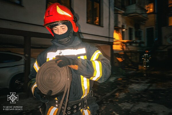 В центре Одессы вспыхнул пожар в кафе: загорелась вытяжная труба фото