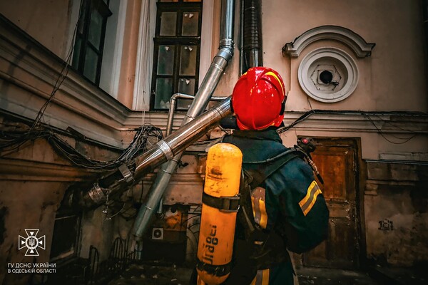 В центре Одессы вспыхнул пожар в кафе: загорелась вытяжная труба фото 1
