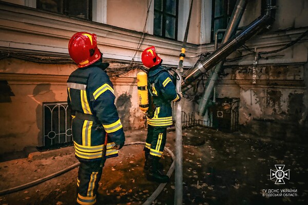 В центре Одессы вспыхнул пожар в кафе: загорелась вытяжная труба фото 2