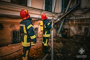 У центрі Одеси спалахнула пожежа в кафе: загорілася витяжна труба фото 2