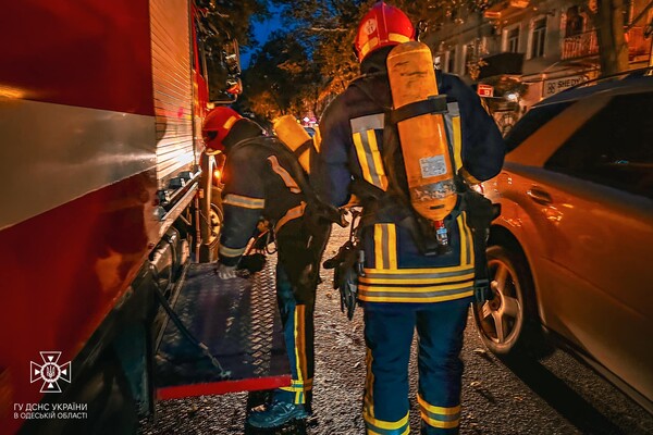 В центре Одессы вспыхнул пожар в кафе: загорелась вытяжная труба фото 3
