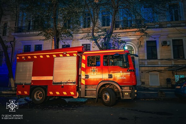 В центре Одессы вспыхнул пожар в кафе: загорелась вытяжная труба фото 5
