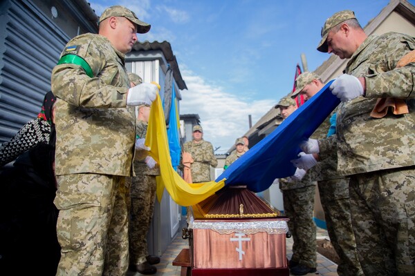 В Одесской области простились с погибшим на фронте в Луганской области пограничником  фото 13