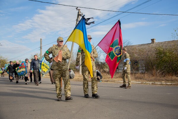 В Одесской области простились с погибшим на фронте в Луганской области пограничником  фото 20