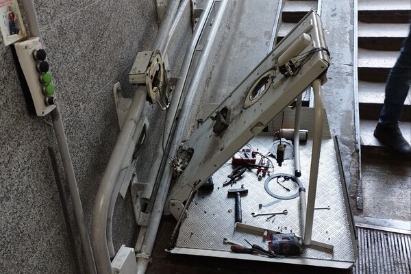 В Одессе сломали электроподъемник для людей с инвалидностью фото 2