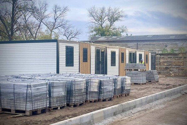 Рядом с парком Савицкого установили десять модульных домов для переселенцев фото 3