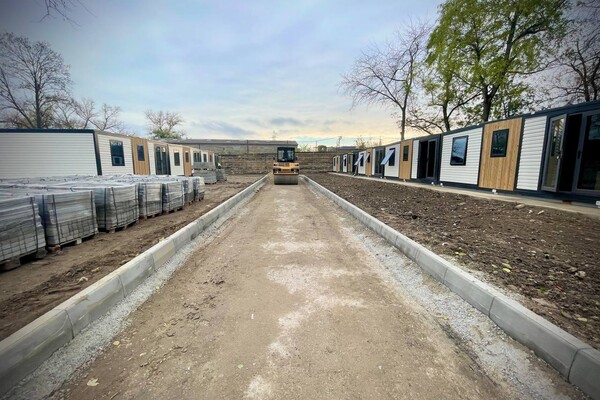 Рядом с парком Савицкого установили десять модульных домов для переселенцев фото 4