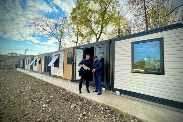 Рядом с парком Савицкого установили десять модульных домов для переселенцев фото 7