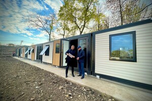 Поруч із парком Савицького встановили десять модульних будинків для переселенців фото 7
