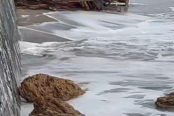 Нічний шторм в Одесі &quot;розбомбив&quot; узбережжя (відео) фото 4