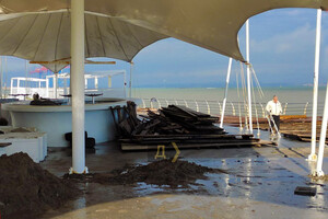Разрушения и грязь: как выглядит набережная Ланжерона после шторма фото 1