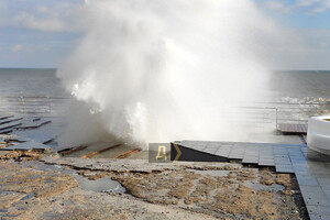 Разрушения и грязь: как выглядит набережная Ланжерона после шторма фото 2