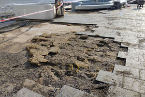 Разрушения и грязь: как выглядит набережная Ланжерона после шторма фото 7