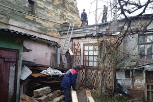 Під час негоди в Одесі фронтон двоповерхового будинку впав на інший будинок: будівлі вже ремонтують фото 5