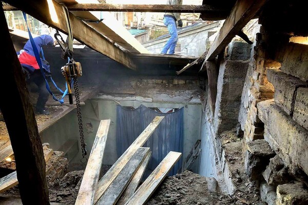 Во время непогоды в Одессе фронтон двухэтажного дома упал на другой дом: здания уже ремонтируют фото 9