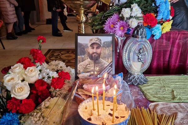 Загинув за кілька днів до 32-річчя: на Одещині попрощалися з військовим Едуардом Пельтеком фото 1
