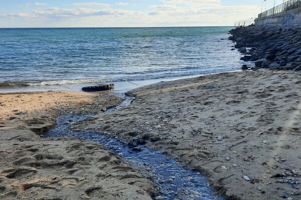В Одессе канализационная станция загрязняет пляж и Черное море фото 1